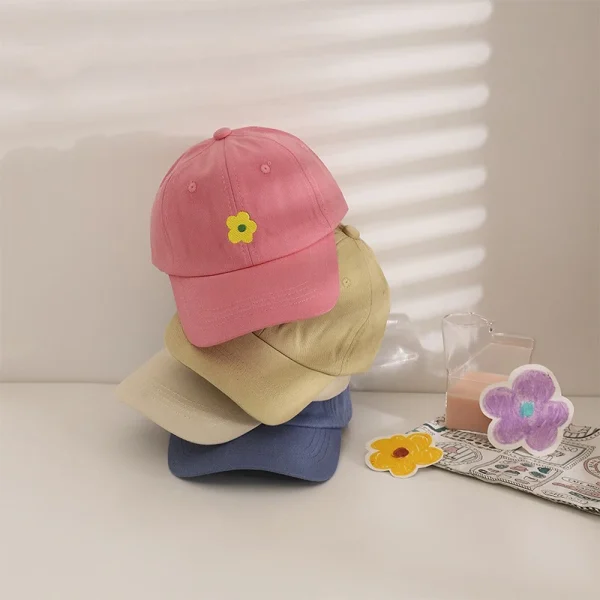 Casquette enfant brodée fleur : détail