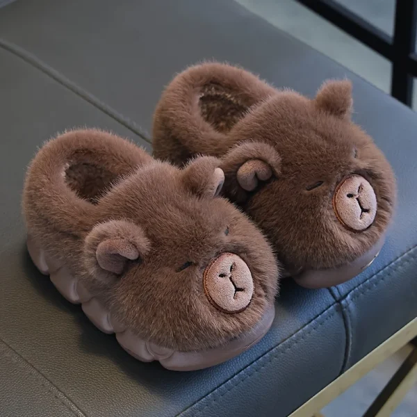 Chaussons capybara en peluche enfant : détail