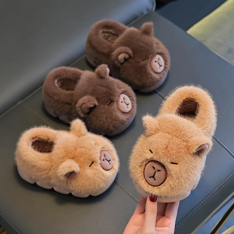 Chaussons capybara en peluche enfant : détail