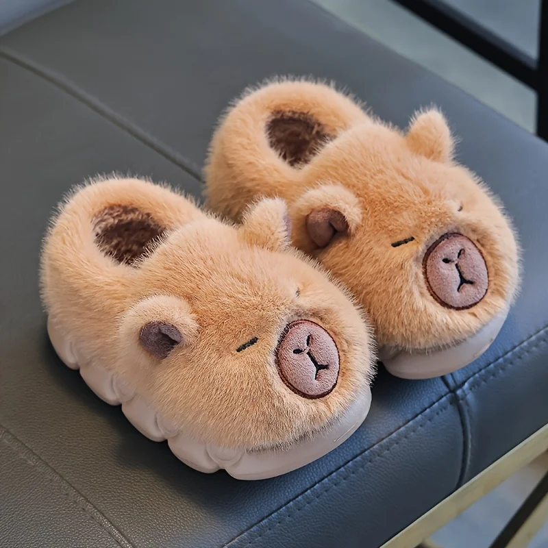 Chaussons capybara en peluche enfant : détail