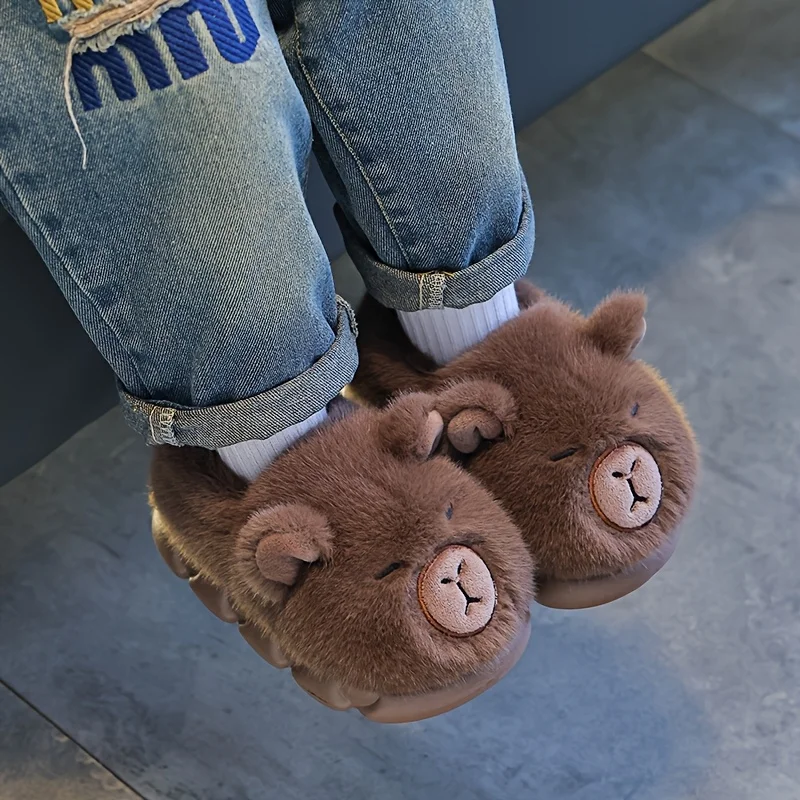 Chaussons capybara en peluche enfant : détail