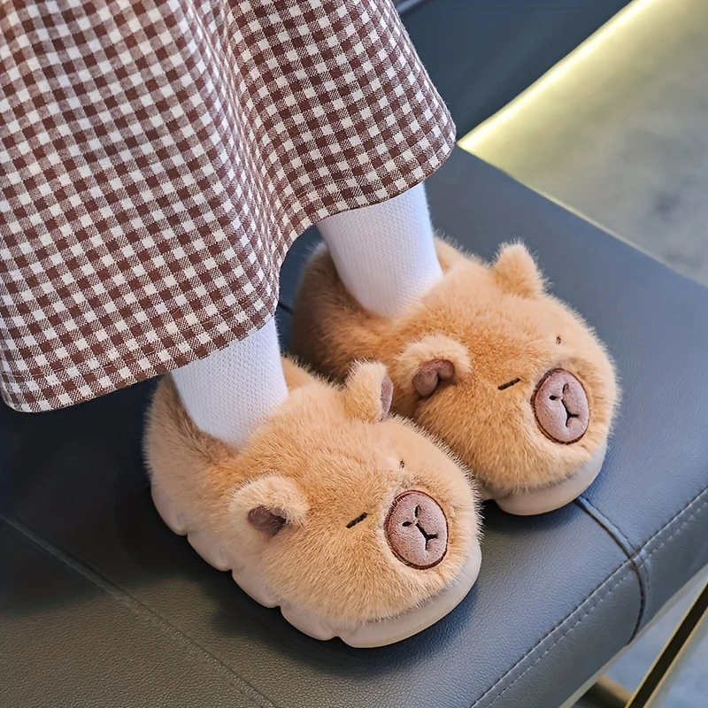 Chaussons capybara en peluche enfant : détail