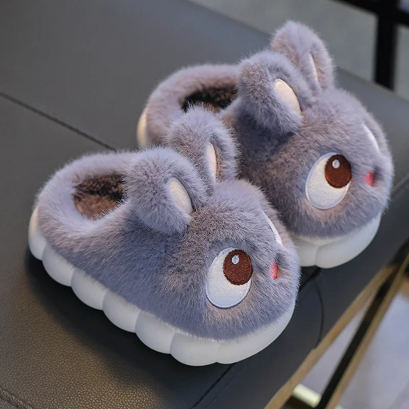 Chaussons lapin en peluche enfant : détail