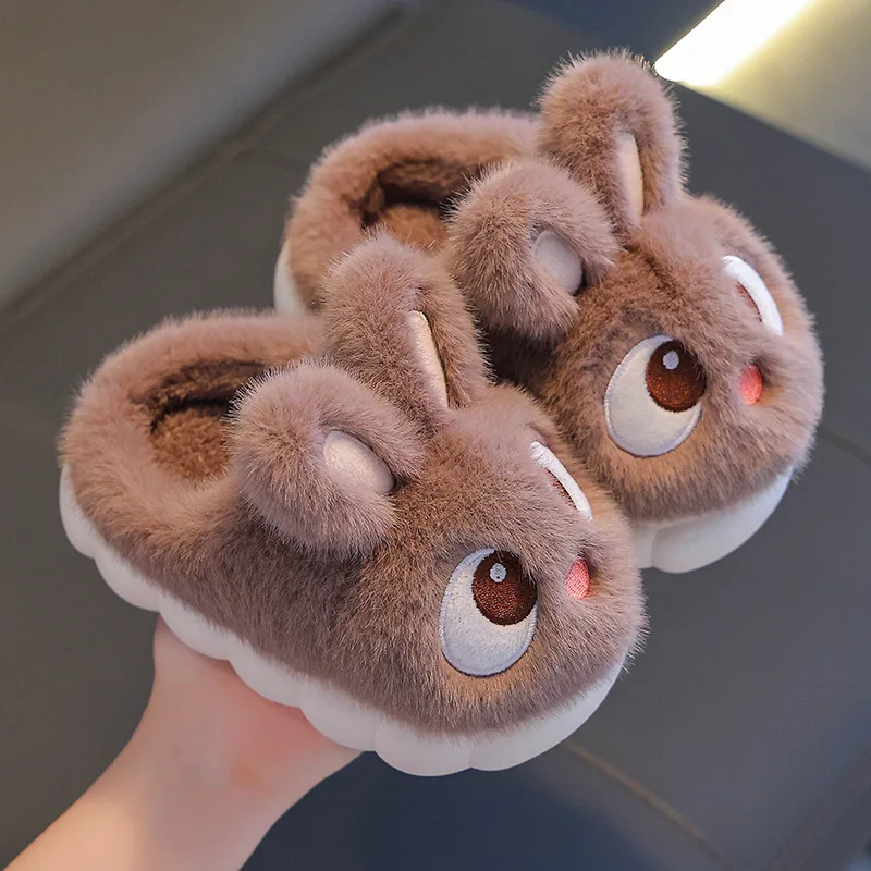Chaussons lapin en peluche enfant : détail
