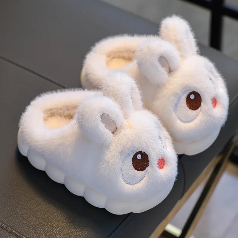 Chaussons lapin en peluche enfant : détail