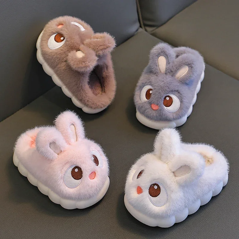 Chaussons lapin en peluche enfant : détail