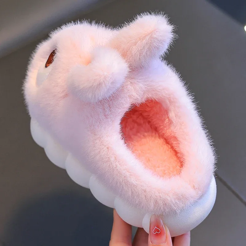 Chaussons lapin en peluche enfant : détail