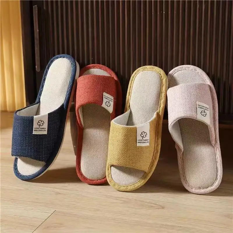 Chaussons en lin à bout ouvert : détail