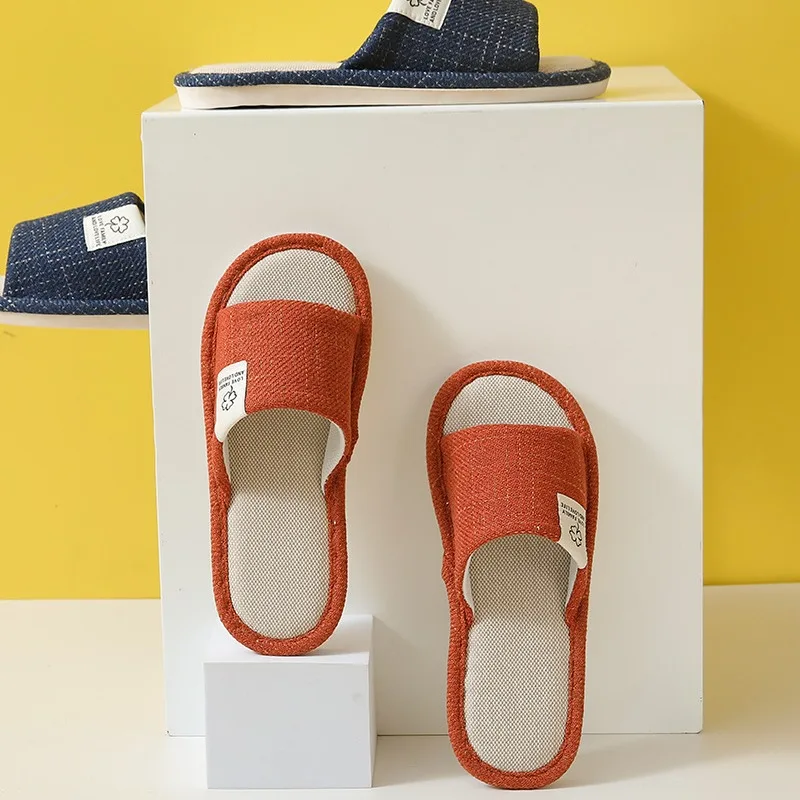 Chaussons en lin à bout ouvert : détail