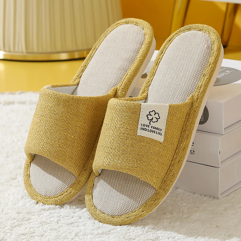 Chaussons en lin à bout ouvert : détail