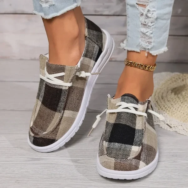 Chaussures en toile à carreaux à enfiler : détail