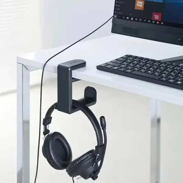 Sous un bureau