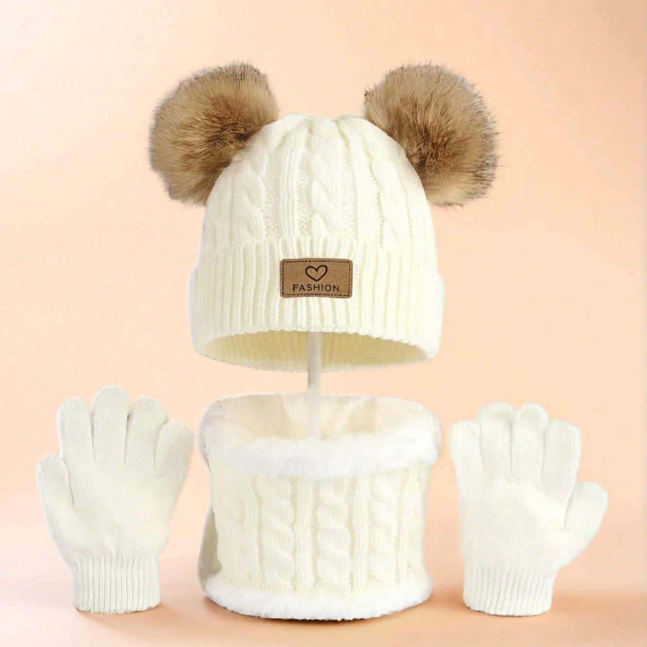 Ensemble bonnet, snood et gants enfant : détail