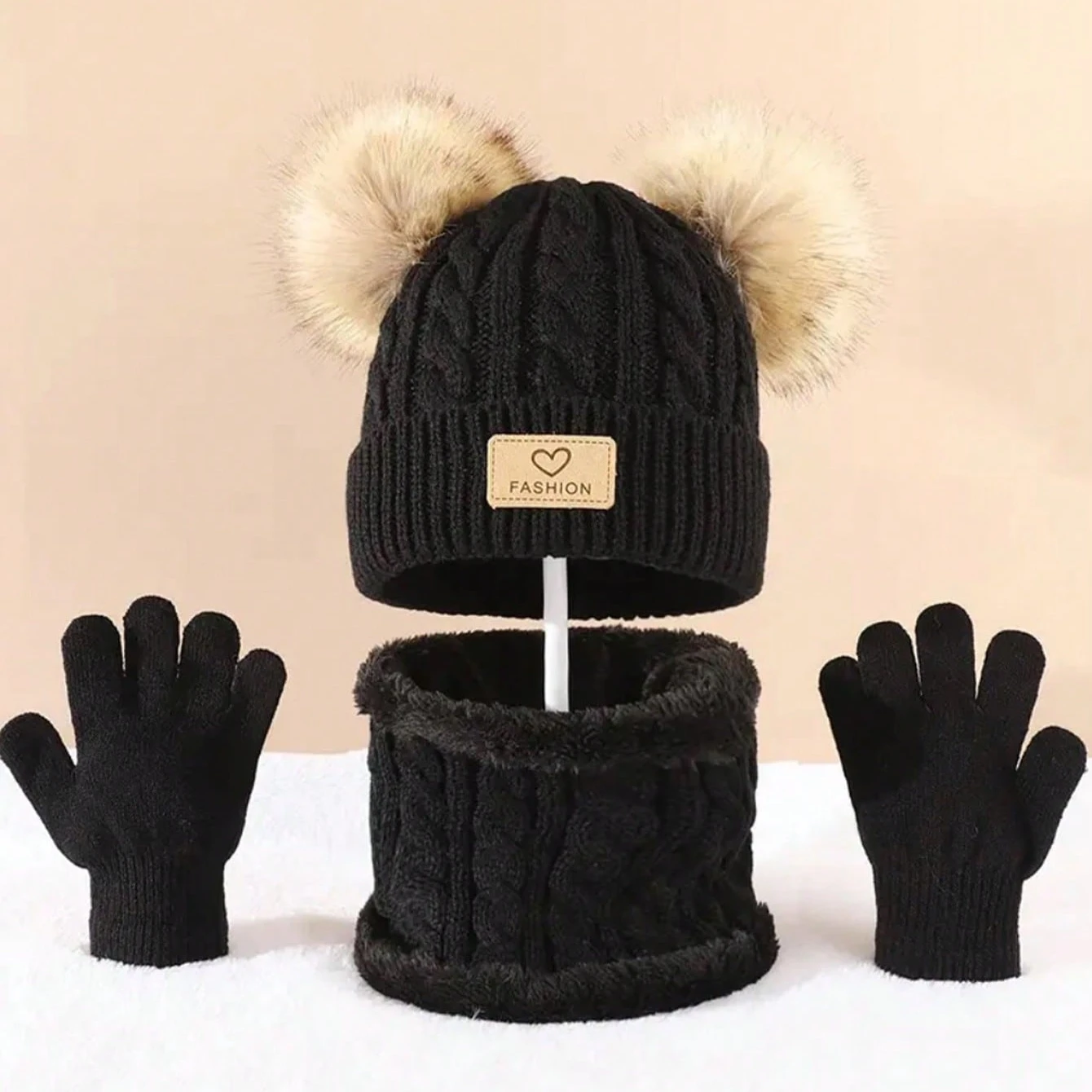 Ensemble bonnet, snood et gants enfant : détail