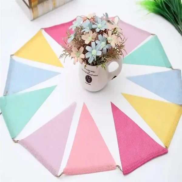 Guirlande de fanions en lin et jute, couleurs pastel : détail