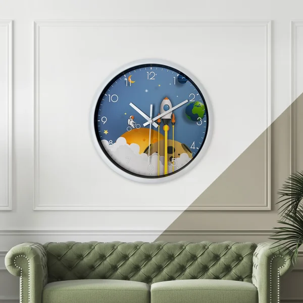 Horloge murale astronaute et fusée, 20 cm : détail