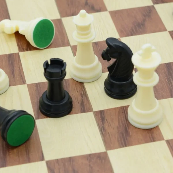Jeu d'échecs pliant en bois magnétique : détail
