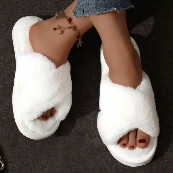 Mules en fausse fourrure à brides croisées