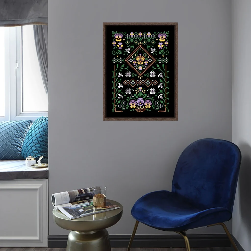 Point de croix fleurs sur toile noire : détail
