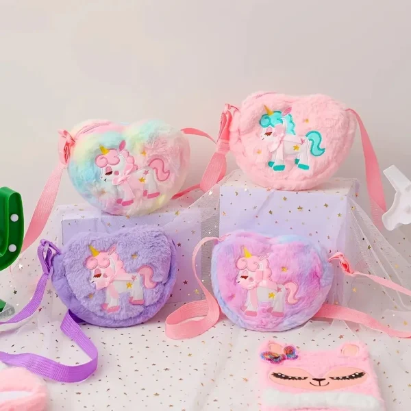Sac bandoulière cœur licorne en peluche : détail