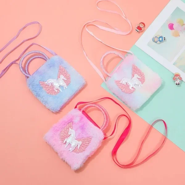 Sac à main licorne ailée en peluche : détail