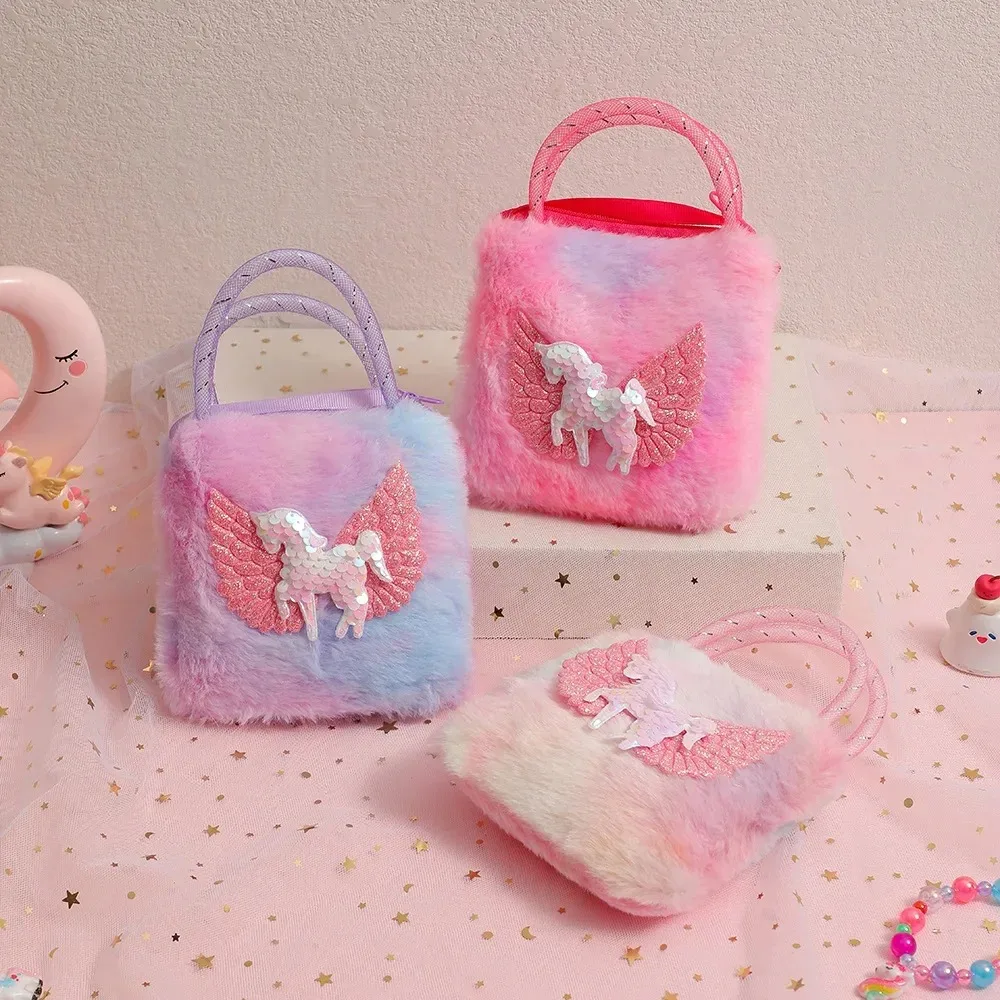 Sac à main licorne ailée en peluche : détail