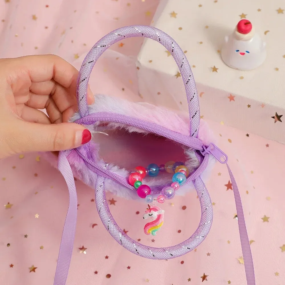Sac à main licorne ailée en peluche : détail