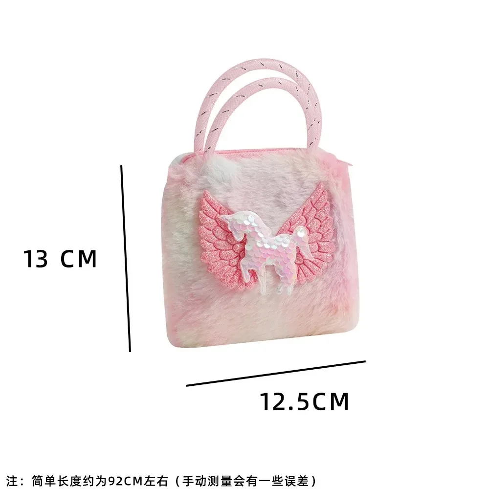 Sac à main licorne ailée en peluche : détail