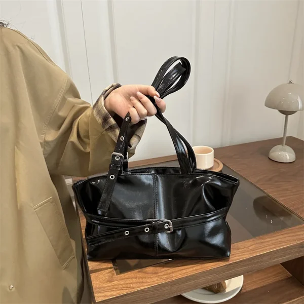 Sac porté épaule en simili cuir verni