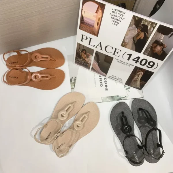 Sandales plates à boucle pour femme : détail