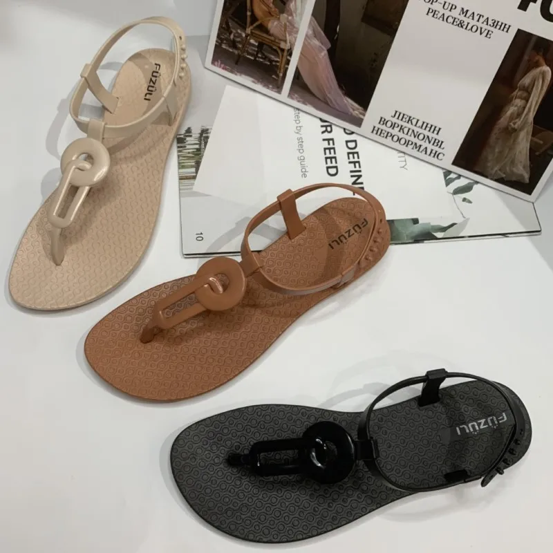 Sandales plates à boucle pour femme : détail