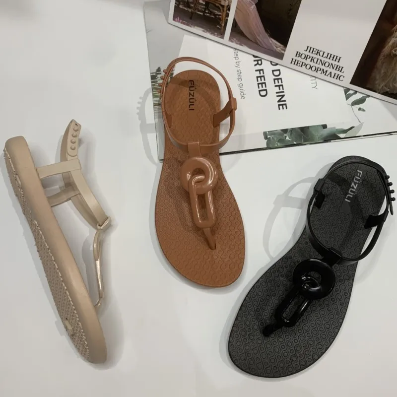 Sandales plates à boucle pour femme : détail